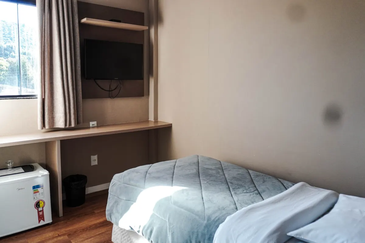 Quarto Solteiro — TV e frigobar